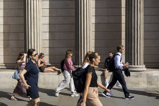 May 26, 2026, London, London, UK: London, UK. Commuters at Bank in the City of London. According to the weather office, it will be another fine and dry day. High of 35Ã‚Â°C. London UK  - ZUMAl94_ 20260526_zaf_l94_016 Copyright: xMarcinxNowakx