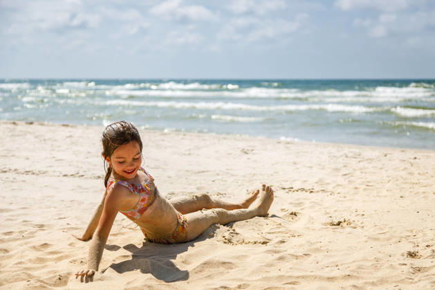 Ein süßes kleines Mädchen im Badeanzug sitzt am sandigen Strand, mit Sand bedeckt, während hinter ihr die Meereswellen brechen ? ein Bild, das die Freude an den Sommerferien und unbeschwerte Kindheitserinnerungen verkörpert Ein süßes kleines Mädchen im Badeanzug sitzt am sandigen Strand, mit Sand bedeckt, während hinter ihr die Meereswellen brechen ? ein Bild, das die Freude an den Sommerferien und unbeschwerte Kindheitserinnerungen verkörpert (License=RF) ,model released, Symbolfoto Copyright: xZoonar.com AnnaxLuryex 25102383 ,model released, Symbolfoto ,property released