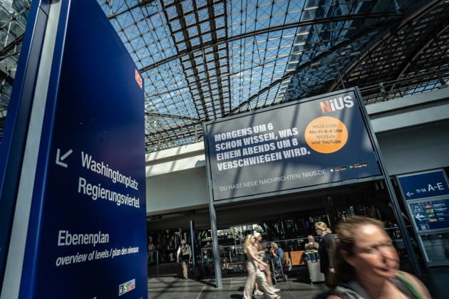 Das vom Journalisten und Unternehmer Julian Reichelt geführte Nachrichtenportal NIUS startet Werbekampagne im öffentlichen Raum in der Bundeshauptstadt Berlin und Magdeburg - Von NIUS gebuchte Werbefläche am Berliner Hauptbahnhof - Claim Morgens um 6 schon wissen, was einem abends um 8 verschwiegen wird.;NIUS- Werbekampagne im öffentlichen Raum, Berlin Berlin Deutschland Berliner Hauptbahnhof