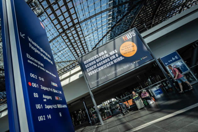 Das vom Journalisten und Unternehmer Julian Reichelt geführte Nachrichtenportal NIUS startet Werbekampagne im öffentlichen Raum in der Bundeshauptstadt Berlin und Magdeburg - Von NIUS gebuchte Werbefläche am Berliner Hauptbahnhof - Claim Morgens um 6 schon wissen, was einem abends um 8 verschwiegen wird.;NIUS- Werbekampagne im öffentlichen Raum, Berlin Berlin Deutschland Berliner Hauptbahnhof