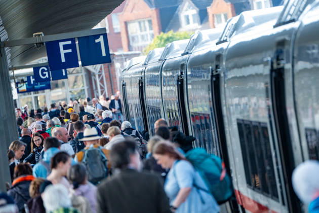 Der im Jahr 2026 neu eingeführter ICE-L des spanischen Eisenbahnherstellers Talgo bedient die Strecke Westerland (Sylt) Hamburg Hbf Berlin Hbf sowie nach Nordrhein-Westfalen, betrieben mit Siemens Dual Mode Vectron-Lokomotive 248 508, Zug im Bahnhof von Westerland;Marschbahn-Strecke auf der Nordsee-Insel Sylt, Sylt Schleswig.Holstein Deutschland Bahnhof Westerland