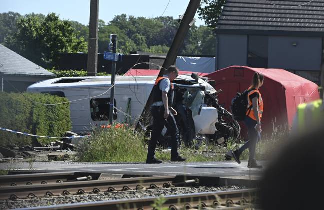 Schoolbus Gets Run Over By A Train BUGGENHOUT, BELGIUM - MAY 26 : In a train accident people have died in a collision between a train and a minibus in Buggenhout; the minibus was carrying seven schoolchildren and two adults: The barriers were down.onMay 26, 2026 in Buggenhout, Belgium, 26 05 2026 Buggenhout Belgium  Copyright: xBertxVanxDenxBrouckex