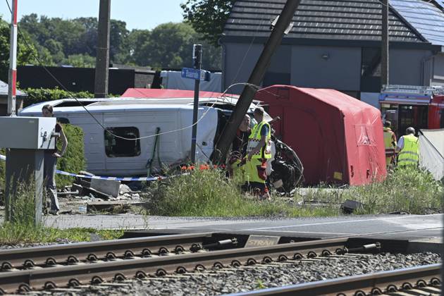 Schoolbus Gets Run Over By A Train BUGGENHOUT, BELGIUM - MAY 26 : In a train accident people have died in a collision between a train and a minibus in Buggenhout; the minibus was carrying seven schoolchildren and two adults: The barriers were down.onMay 26, 2026 in Buggenhout, Belgium, 26 05 2026 Buggenhout Belgium  Copyright: xBertxVanxDenxBrouckex