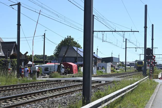Schoolbus Gets Run Over By A Train BUGGENHOUT, BELGIUM - MAY 26 : In a train accident people have died in a collision between a train and a minibus in Buggenhout; the minibus was carrying seven schoolchildren and two adults: The barriers were down.onMay 26, 2026 in Buggenhout, Belgium, 26 05 2026 Buggenhout Belgium  Copyright: xBertxVanxDenxBrouckex