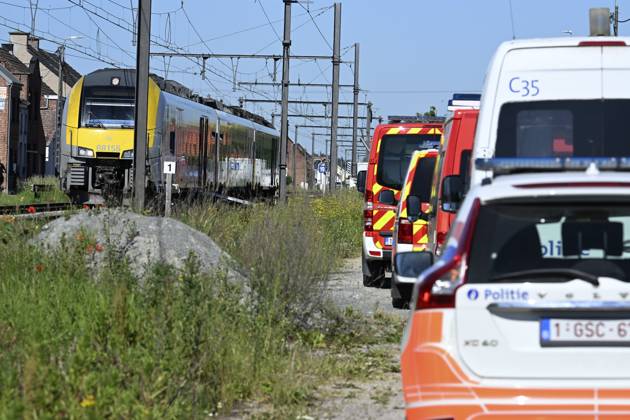 Schoolbus Gets Run Over By A Train BUGGENHOUT, BELGIUM - MAY 26 : In a train accident people have died in a collision between a train and a minibus in Buggenhout; the minibus was carrying seven schoolchildren and two adults: The barriers were down.onMay 26, 2026 in Buggenhout, Belgium, 26 05 2026 Buggenhout Belgium  Copyright: xBertxVanxDenxBrouckex