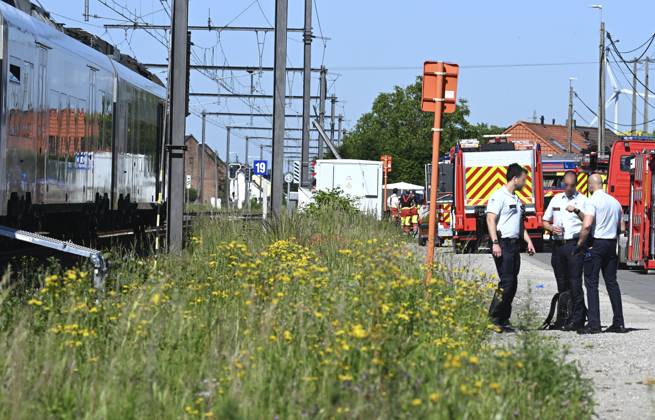 Schoolbus Gets Run Over By A Train BUGGENHOUT, BELGIUM - MAY 26 : In a train accident people have died in a collision between a train and a minibus in Buggenhout; the minibus was carrying seven schoolchildren and two adults: The barriers were down.onMay 26, 2026 in Buggenhout, Belgium, 26 05 2026 Buggenhout Belgium  Copyright: xBertxVanxDenxBrouckex