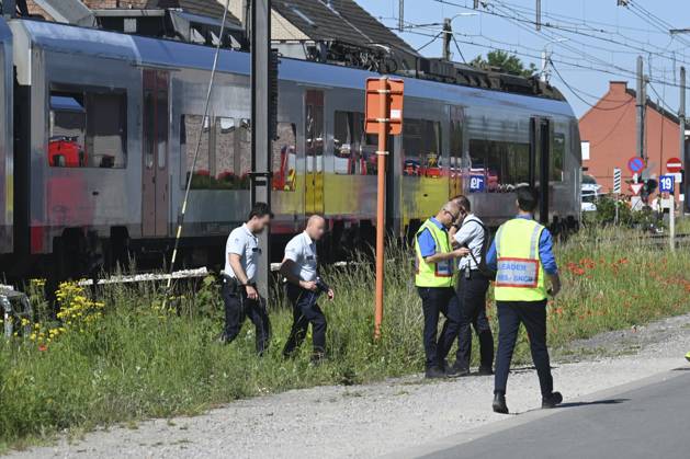 Schoolbus Gets Run Over By A Train BUGGENHOUT, BELGIUM - MAY 26 : In a train accident people have died in a collision between a train and a minibus in Buggenhout; the minibus was carrying seven schoolchildren and two adults: The barriers were down.onMay 26, 2026 in Buggenhout, Belgium, 26 05 2026 Buggenhout Belgium  Copyright: xBertxVanxDenxBrouckex