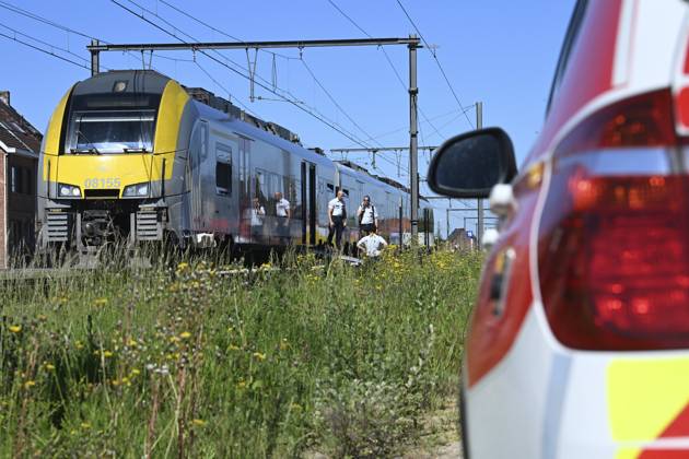 Schoolbus Gets Run Over By A Train BUGGENHOUT, BELGIUM - MAY 26 : In a train accident people have died in a collision between a train and a minibus in Buggenhout; the minibus was carrying seven schoolchildren and two adults: The barriers were down.onMay 26, 2026 in Buggenhout, Belgium, 26 05 2026 Buggenhout Belgium  Copyright: xBertxVanxDenxBrouckex