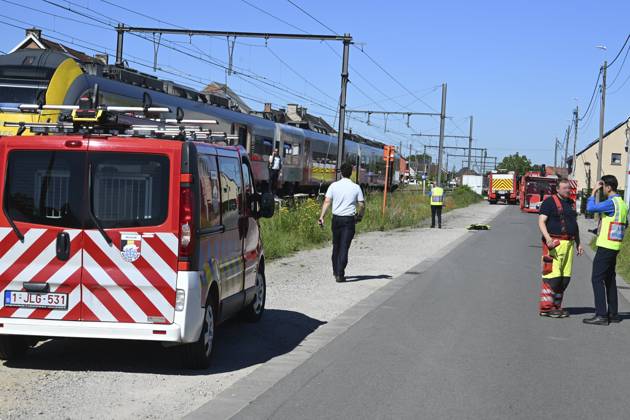 Schoolbus Gets Run Over By A Train BUGGENHOUT, BELGIUM - MAY 26 : In a train accident people have died in a collision between a train and a minibus in Buggenhout; the minibus was carrying seven schoolchildren and two adults: The barriers were down.onMay 26, 2026 in Buggenhout, Belgium, 26 05 2026 Buggenhout Belgium  Copyright: xBertxVanxDenxBrouckex