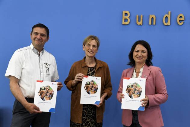 ABB BPK-KINDEREPORT- Holger Hofmann, Bundesgeschaeftsfuehrer des Deutschen Kinderhilfswerkes e. V. Karin Rien Bundesministerin fuer Bildung, Familie, Senioren, Frauen und Jugend Anja Siegesmund, Vizepräsidentin des Deutschen Kinderhilfswerkes e. V.Thema-Kinderreport 2026 Chancengerechte Bildung Vorstellung Bericht auf der BPK Berlin Bundespressekonferenz am 26.05.2026 Berlin Deutschland