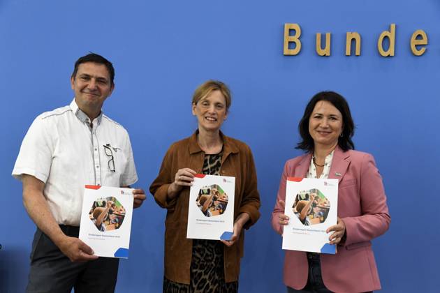 ABB BPK-KINDEREPORT- Holger Hofmann, Bundesgeschaeftsfuehrer des Deutschen Kinderhilfswerkes e. V. Karin Rien Bundesministerin fuer Bildung, Familie, Senioren, Frauen und Jugend Anja Siegesmund, Vizepräsidentin des Deutschen Kinderhilfswerkes e. V.Thema-Kinderreport 2026 Chancengerechte Bildung Vorstellung Bericht auf der BPK Berlin Bundespressekonferenz am 26.05.2026 Berlin Deutschland
