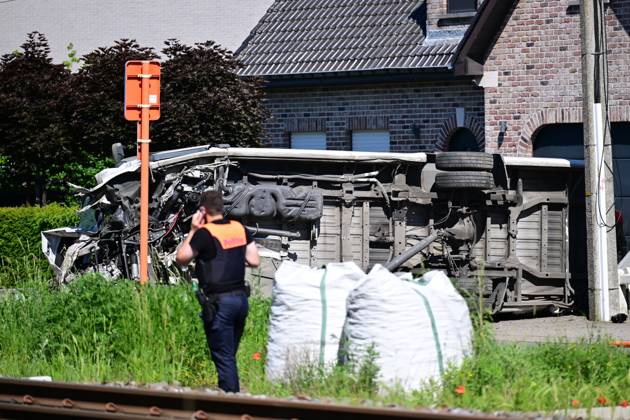 Police pictured at the scene of an accident between a train and a minivan, at the railway crossing Vierhuizen, in Buggenhout, Tuesday 26 May 2026. The accident happened around 8:15 am. Several people have been killed. According to initial reports, the level crossing was closed at the time of the accident.  DIRKxWAEM 175092795