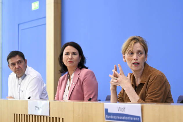 ABB BPK-KINDEREPORT- Holger Hofmann, Bundesgeschaeftsfuehrer des Deutschen Kinderhilfswerkes e. V. Karin Rien Bundesministerin fuer Bildung, Familie, Senioren, Frauen und Jugend Anja Siegesmund, Vizepräsidentin des Deutschen Kinderhilfswerkes e. V.Thema-Kinderreport 2026 Chancengerechte Bildung Vorstellung Bericht auf der BPK Berlin Bundespressekonferenz am 26.05.2026 Berlin Deutschland