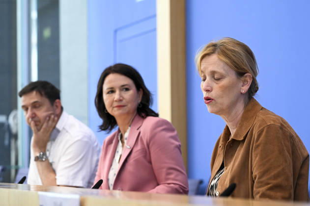 ABB BPK-KINDEREPORT- Holger Hofmann, Bundesgeschaeftsfuehrer des Deutschen Kinderhilfswerkes e. V. Karin Rien Bundesministerin fuer Bildung, Familie, Senioren, Frauen und Jugend Anja Siegesmund, Vizepräsidentin des Deutschen Kinderhilfswerkes e. V.Thema-Kinderreport 2026 Chancengerechte Bildung Vorstellung Bericht auf der BPK Berlin Bundespressekonferenz am 26.05.2026 Berlin Deutschland