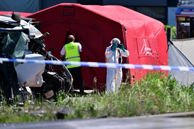 Police investigators pictured at the scene of an accident between a train and a minivan, at the railway crossing Vierhuizen, in Buggenhout, Tuesday 26 May 2026. The accident happened around 8:15 am. Several people have been killed. According to initial reports, the level crossing was closed at the time of the accident.  DIRKxWAEM 175092945
