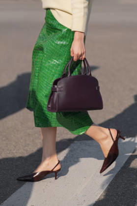 Mailand, Italien ? 26. Februar 2026: Eine Frau trägt Schuhe von Massimo Dutti. Details zum modischen Outfit und den Schuhen, Streetstyle-Look Milan, Italy - February, 26, 2026: woman wears Massimo Dutti shoes. Fashion outfit shoes details, street style look accessory (License=RM) Copyright: xZoonar.com IgorxZakirovx 25104108