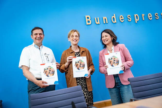 Holger Hofmann, Bundesgeschäftsführer Deutsches Kinderhilfswerk e.V., Karin Prien, Bundesministerin für Bildung, Familie, Senioren, Frauen und Jugend, Anja Siegesmund, Vizepräsidentin Deutsches Kinderhilfswerk e.V. (von links);Bundespressekonferenz in Berlin - Kinderreport 2026 - Titel Chancengerechte Bildung, Berlin Berlin Deutschland Haus der Bundespressekonferenz