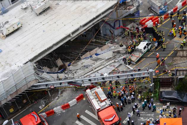 May 26, 2026, Seoul, South Korea: First responders search the site of the collapsed Seosomun Overpass in Seoul, South Korea on Tuesday, May 26, 2026. Multiple workers were caught in the collapse as the city had been tearing down the overpass, built in 1966, due to structural failure. Seoul South Korea - ZUMAh163 20260526_znp_h163_016 Copyright: xJintakxHanx