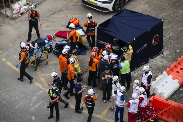 May 26, 2026, Seoul, South Korea: First responders search the site of the collapsed Seosomun Overpass in Seoul, South Korea on Tuesday, May 26, 2026. Multiple workers were caught in the collapse as the city had been tearing down the overpass, built in 1966, due to structural failure. Seoul South Korea - ZUMAh163 20260526_znp_h163_017 Copyright: xJintakxHanx