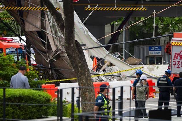 May 26, 2026, Seoul, South Korea: First responders search the site of the collapsed Seosomun Overpass in Seoul, South Korea on Tuesday, May 26, 2026. Multiple workers were caught in the collapse as the city had been tearing down the overpass, built in 1966, due to structural failure. Seoul South Korea - ZUMAh163 20260526_znp_h163_018 Copyright: xJintakxHanx