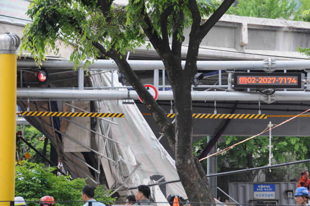 (260526) -- SEOUL, May 26, 2026 -- This photo taken on May 26, 2026 shows a scene at the site of an overpass collapse accident in Seoul, South Korea. Three people were killed and three others were injured in South Korea s overpass collapse accident, Yonhap news agency said Tuesday. A section of the upper deck collapsed at the overpass demolition site in Seoul at around 2:33 p.m. local time (0533 GMT). (Photo by Xinhua) (SpotNews) SOUTH KOREA-SEOUL-OVERPASS COLLAPSE ACCIDENT SunxYiran 