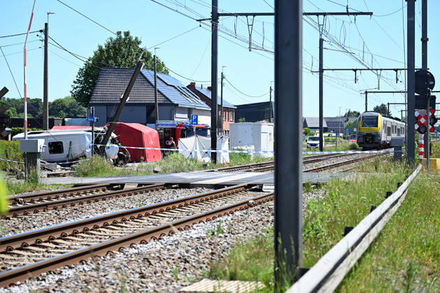4 killed after train collides with school bus in Belgium EAST FLANDERS, BELGIUM - MAY 26: A view of the scene where four people, two of which are children, were killed after a school bus carrying children was struck by a train in East Flanders, Belgium on May 26, 2026. According to daily newspaper HLN, there were seven children and two adults, including the driver, on board the bus. Dursun Aydemir Anadolu East Flanders Belgium. Editorial use only. Please get in touch for any other usage.  Copyright: x2026xAnadoluxDursunxAydemirx