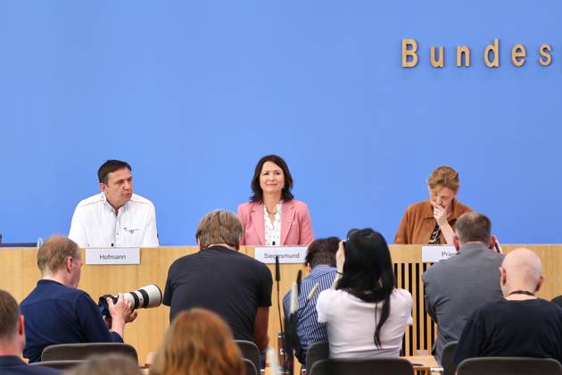 Berlin, Deutschland, 26.05.2026: Bundespressekonferenz: Kinderreport 2026: Chancengerechte Bildung : Holger Hofmann, Bundesgeschäftsführer des Deutschen Kinderhilfswerkes e. V., Anja Siegesmund, Vizepräsidentin des Deutschen Kinderhilfswerkes e. V., Bundesministerin für Bildung, Familie, Senioren, Frauen und Jugend Karin Prien (CDU) Copyright: xdtsxNachrichtenagenturx dts_120479