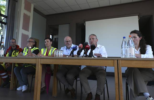 Schoolbus Gets Run Over By A Train BUGGENHOUT, BELGIUM - MAY 26 : Lisa De Wilde, Kurt Moens NV-A ( Deputy Provincial Education) and Geert Hermans. Mayor (CD&V) amongst others hold a pressconference. In a train accident people have died in a collision between a train and a minibus in Buggenhout; the minibus was carrying seven schoolchildren and two adults: The barriers were down.onMay 26, 2026 in Buggenhout, Belgium, 26 05 2026 Buggenhout Belgium  Copyright: xBertxVanxDenxBrouckex