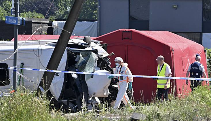 Schoolbus Gets Run Over By A Train BUGGENHOUT, BELGIUM - MAY 26 : n a train accident people have died in a collision between a train and a minibus in Buggenhout; the minibus was carrying seven schoolchildren and two adults: The barriers were down.on May 26, 2026 in Buggenhout, Belgium, 26 05 2026 Buggenhout Belgium  Copyright: xBertxVanxDenxBrouckex