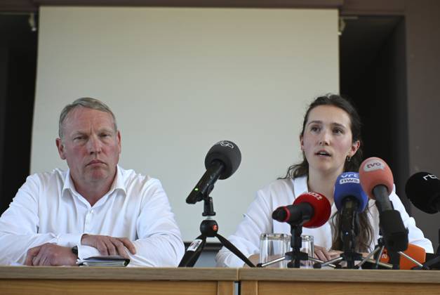 Schoolbus Gets Run Over By A Train BUGGENHOUT, BELGIUM - MAY 26 : Lisa De Wilde and Geert Hermans. Mayor (CD&V) amongst others hold a pressconference. In a train accident people have died in a collision between a train and a minibus in Buggenhout; the minibus was carrying seven schoolchildren and two adults: The barriers were down.onMay 26, 2026 in Buggenhout, Belgium, 26 05 2026 Buggenhout Belgium  Copyright: xBertxVanxDenxBrouckex