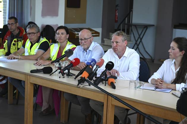 Schoolbus Gets Run Over By A Train BUGGENHOUT, BELGIUM - MAY 26 : Lisa De Wilde, Kurt Moens NV-A ( Deputy Provincial Education) and Geert Hermans. Mayor (CD&V) amongst others hold a pressconference. In a train accident people have died in a collision between a train and a minibus in Buggenhout; the minibus was carrying seven schoolchildren and two adults: The barriers were down.onMay 26, 2026 in Buggenhout, Belgium, 26 05 2026 Buggenhout Belgium  Copyright: xBertxVanxDenxBrouckex