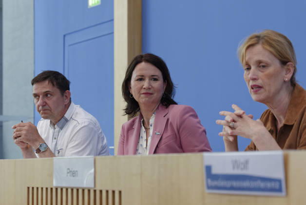Kinderreport 2026 vorgestellt 2026-05-26 Deutschland, Berlin Bundespressekonferenz: Vorstellung des Kinderreports 2026 mit dem Titel Chancengerechte Bildung. Im Bild v.l.: Holger Hofmann, Bundesgeschäftsführer des Deutschen Kinderhilfswerks e.V., Anja Siegesmund, Vizepräsidentin des Deutschen Kinderhilfswerks e.V., Karin Prien (CDU), Bundesbildungsministerin.