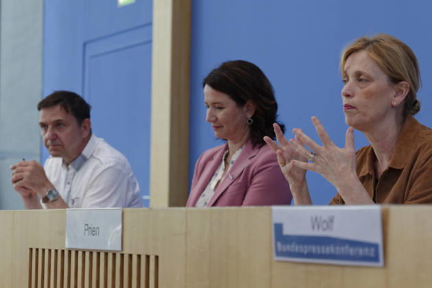 Kinderreport 2026 vorgestellt 2026-05-26 Deutschland, Berlin Bundespressekonferenz: Vorstellung des Kinderreports 2026 mit dem Titel Chancengerechte Bildung. Im Bild v.l.: Holger Hofmann, Bundesgeschäftsführer des Deutschen Kinderhilfswerks e.V., Anja Siegesmund, Vizepräsidentin des Deutschen Kinderhilfswerks e.V., Karin Prien (CDU), Bundesbildungsministerin.