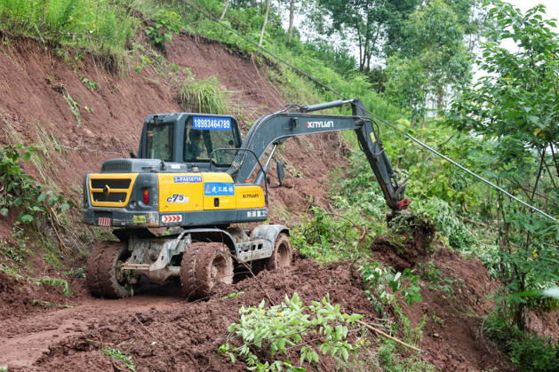 (260526) -- CHONGQING, May 26, 2026 -- Workers clear a landslide-blocked road at Xiangtanzi Village of Shuangshi Town, Yongchuan District of southwest China s Chongqing Municipality, May 26, 2026. From Saturday night to early Sunday morning, a sudden and extreme catastrophic rainstorm struck Yongchuan, triggering flash floods and geological disasters in multiple areas of this district. After the disaster occurred, the local authorities immediately activated the emergency response mechanism, coordinated rescue forces from all sides and made every effort to carry out rescue operations and infrastructure restoration. Rescue and response efforts are still underway. ) CHINA-CHONGQING-FLOOD-RESCUE (CN) HuangxWei 
