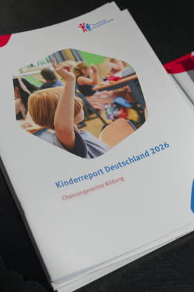 Kinderreport 2026 vorgestellt 2026-05-26 Deutschland, Berlin Bundespressekonferenz: Vorstellung des Kinderreports 2026 mit dem Titel Chancengerechte Bildung. Im Bild die Druckausgabe des Reports.