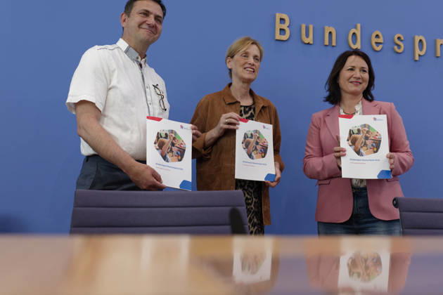 Kinderreport 2026 vorgestellt 2026-05-26 Deutschland, Berlin Bundespressekonferenz: Vorstellung des Kinderreports 2026 mit dem Titel Chancengerechte Bildung. Im Bild v.l.: Holger Hofmann, Bundesgeschäftsführer des Deutschen Kinderhilfswerks e.V., Anja Siegesmund, Vizepräsidentin des Deutschen Kinderhilfswerks e.V., Karin Prien (CDU), Bundesbildungsministerin.