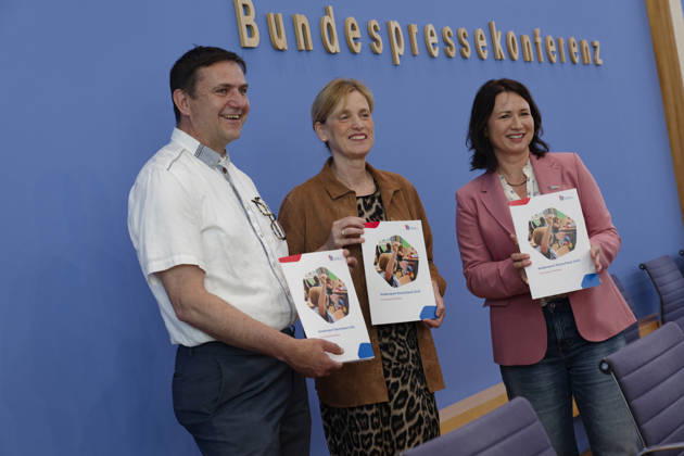 Kinderreport 2026 vorgestellt 2026-05-26 Deutschland, Berlin Bundespressekonferenz: Vorstellung des Kinderreports 2026 mit dem Titel Chancengerechte Bildung. Im Bild v.l.: Holger Hofmann, Bundesgeschäftsführer des Deutschen Kinderhilfswerks e.V., Anja Siegesmund, Vizepräsidentin des Deutschen Kinderhilfswerks e.V., Karin Prien (CDU), Bundesbildungsministerin.