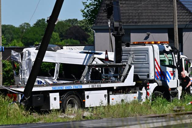 The bus is being towed away at the scene of an accident between a train and a minivan, at the railway crossing Vierhuizen, in Buggenhout, Tuesday 26 May 2026. The accident happened around 8:15 am. Four people have been killed, the driver, two children and their supervisor. According to initial reports, the level crossing was closed at the time of the accident.  DIRKxWAEM 175099693