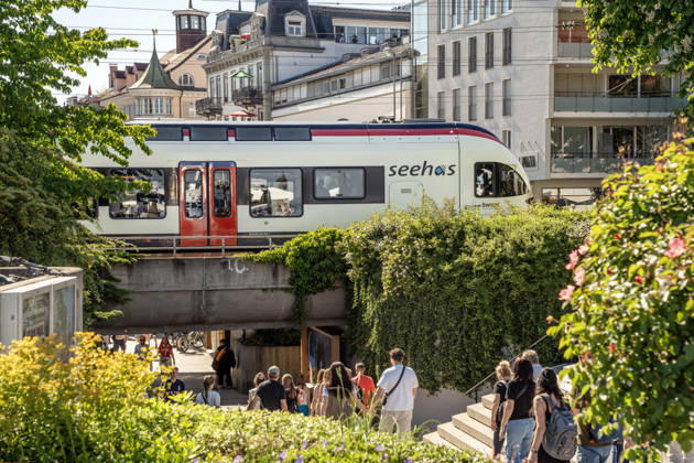 Beliebte S-Bahn Seehas, Linie S6, fährt in den Bahnhof Konstanz ein, Pfingsten, Konstanz am Bodensee, Mai 2026 Deutschland, Konstanz, Mai 2026, beliebte S-Bahn Seehas, Linie S6, fährt in den Bahnhof Konstanz ein, Zug verkehrt zwischen Konstanz, Singen und Engen, wird von der SBB GmbH Deutschland betrieben, Teil des regionalen Verkehrsverbund Hegau-Bodensee VHB, fährt im 30-Minuten-Takt, grenzüberschreitender Bahnverkehr am Bodensee, schönstes Frühlingswetter mit Temperaturen bis 29 Grad, Pfingstsamstag, Bahn, Öffentlicher Nahverkehr, Urlaubszeit, Baden-Württemberg, Tourismus, Frühling,