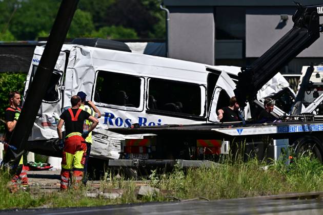 The bus is being towed away at the scene of an accident between a train and a minivan, at the railway crossing Vierhuizen, in Buggenhout, Tuesday 26 May 2026. The accident happened around 8:15 am. Four people have been killed, the driver, two children and their supervisor. According to initial reports, the level crossing was closed at the time of the accident.  DIRKxWAEM 175100232