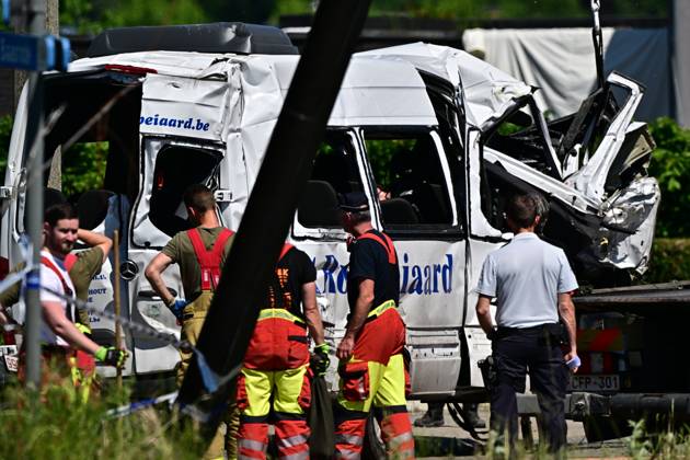 The bus is being towed away at the scene of an accident between a train and a minivan, at the railway crossing Vierhuizen, in Buggenhout, Tuesday 26 May 2026. The accident happened around 8:15 am. Four people have been killed, the driver, two children and their supervisor. According to initial reports, the level crossing was closed at the time of the accident.  DIRKxWAEM 175101724
