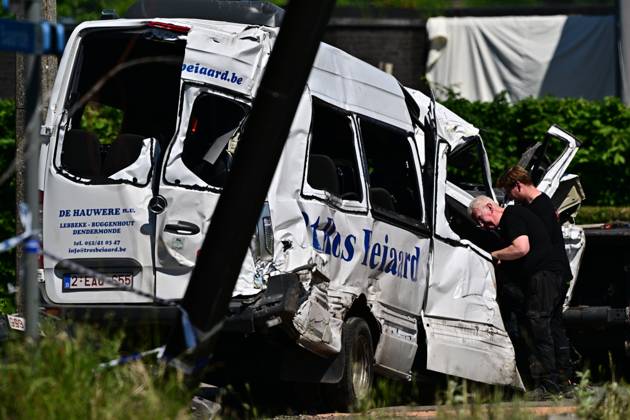 The bus is being towed away at the scene of an accident between a train and a minivan, at the railway crossing Vierhuizen, in Buggenhout, Tuesday 26 May 2026. The accident happened around 8:15 am. Four people have been killed, the driver, two children and their supervisor. According to initial reports, the level crossing was closed at the time of the accident.  DIRKxWAEM 175101734
