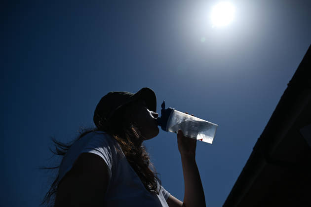 Record-breaking heat in London LONDON, UNITED KINGDOM - MAY 26: A woman tries to cool down by drinking water during a heatwave in London, United Kingdom on May 26, 2026. The British capital is experiencing historically high temperatures for the month of May. Rasid Necati Aslim Anadolu London United Kingdom. Editorial use only. Please get in touch for any other usage.  Copyright: x2026xAnadoluxRasidxNecatixAslimx