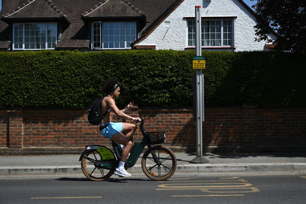 Record-breaking heat in London LONDON, UNITED KINGDOM - MAY 26: A man rides a bcycle during a heatwave in London, United Kingdom on May 26, 2026. The British capital is experiencing historically high temperatures for the month of May. Rasid Necati Aslim Anadolu London United Kingdom. Editorial use only. Please get in touch for any other usage.  Copyright: x2026xAnadoluxRasidxNecatixAslimx
