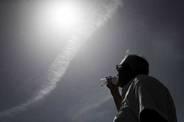 grosses chaleurs a Caen PHOTOPQR OUEST FRANCE Charles BURY CAEN 26 05 2026 Un homme boire de leau au soleil Illustration des grosses chaleurs et canicule qui sagent sur la France pendant quelques jours, ici a Caen Calvados Photo Charles Bury Ouest France Heatwave in France, here Caen in Normandy CAEN France  Copyright: xPHOTOPQR OUESTxFRANCE MAXPPPxCharlesxBURYx 20260526OFR2276 20260526OFR2276