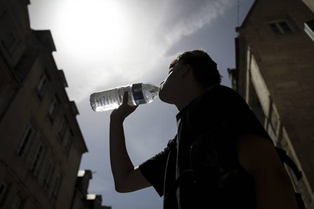 grosses chaleurs a Caen PHOTOPQR OUEST FRANCE Charles BURY CAEN 26 05 2026 A young man drinks water in a sunny street Illustration of the heatwave in France, here Caen in Normandy CAEN France Photo Charles Bury Ouest France Heatwave in France, here Caen in Normandy CAEN France  Copyright: xPHOTOPQR OUESTxFRANCE MAXPPPxCharlesxBURYx 20260526OFR2279 20260526OFR2279