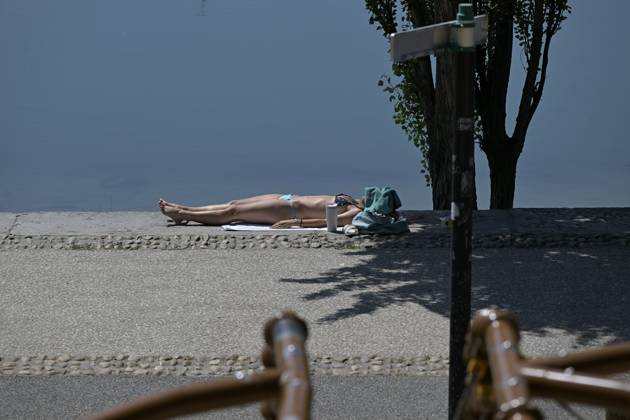 Heatwave in Lyon May 26, 2026 PHOTOPQR LE PROGRES Joël PHILIPPON Lyon 05 26, 2026 Heatwave in Lyon May 26, 2026 Here a person prepares for summer tanning Heat and heatwave in Lyon Lyon residents try to protect themselves and stay cool Heatwave in France, Lyon Lyon Rhône Alpes France  Copyright: xPHOTOPQR LExPROGRES MAXPPPxJoëlxPHILIPPONx 20260526LPL2320 20260526LPL2320