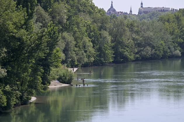 Heatwave in Lyon May 26, 2026 PHOTOPQR LE PROGRES Joël PHILIPPON Lyon 05 26, 2026 Heatwave in Lyon May 26, 2026 Here at the Churchill Bridge, despite the ban on swimming as it is too dangerous, some people brave the danger and swim in the Rhône Heat and heatwave in Lyon The people of Lyon try to protect themselves and stay cool Heatwave in France, Lyon Rhône Alpes France  Copyright: xPHOTOPQR LExPROGRES MAXPPPxJoëlxPHILIPPONx 20260526LPL2327 20260526LPL2327