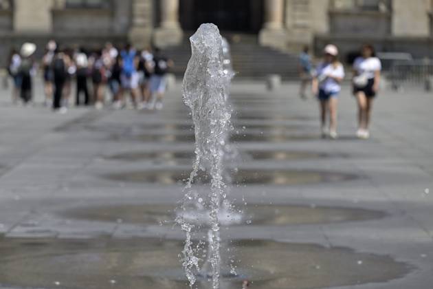 Heatwave in Lyon May 26, 2026 PHOTOPQR LE PROGRES Joël PHILIPPON Lyon 05 26, 2026 Heatwave in Lyon May 26, 2026 Place des Terreaux Heat and heatwave in Lyon The people of Lyon try to protect themselves and stay cool Heatwave in France, Lyon Lyon Rhône Alpes France  Copyright: xPHOTOPQR LExPROGRES MAXPPPxJoëlxPHILIPPONx 20260526LPL2328 20260526LPL2328