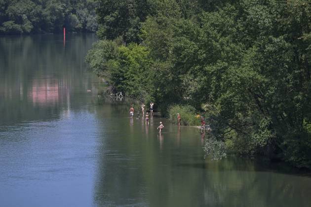 Heatwave in Lyon May 26, 2026 PHOTOPQR LE PROGRES Joël PHILIPPON Lyon 05 26, 2026 Heatwave in Lyon May 26, 2026 Here at the Churchill Bridge, despite the ban on swimming as it is too dangerous, some people brave the danger and swim in the Rhône Heat and heatwave in Lyon The people of Lyon try to protect themselves and stay cool Heatwave in France, Lyon Rhône Alpes France  Copyright: xPHOTOPQR LExPROGRES MAXPPPxJoëlxPHILIPPONx 20260526LPL2330 20260526LPL2330